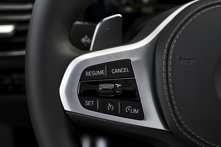 Детали интерьера BMW M850i xDrive Carbon Package (G15) 2018 года  (WW) (фото 109 из 287)
